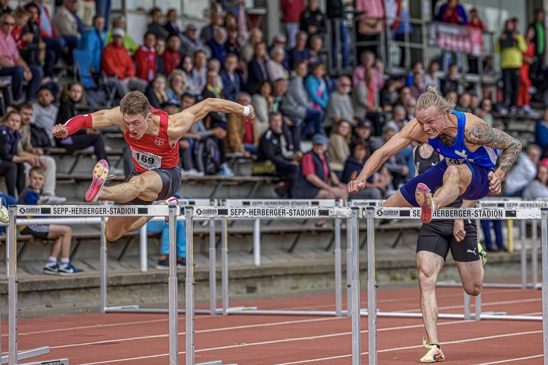 v.l.: Tim Eikermann (TSV Bayer 04 Leverkusen) und Gregor Traber (LAV Stadtwerke Tübingen) über 110 Meter Hürden bei der Kurpfalz-Gala 2022.