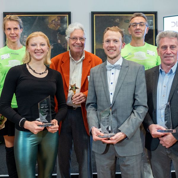 Die Preisträger in Trier (v.li.): Christina Kämmerer von den „Laufmützen Usedom“, Nachwuchs-Preisträgerin Jolanda Kallabis, Lifetime-Award-Preisträger Manfred Steffny, „Läufer des Jahres“ Richard Ringer, Heiko Nadler von den „Laufmützen Usedom“ und Armin Beyer, der den GRR-Trainerpreis erhielt.