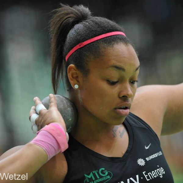 Shanice Craft auch mit der Kugel top