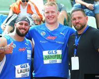 Tizian Lauria (VfL Sindelfingen; links) holt sich Silber, Vereinskollege Eric Maihöfer (VfL Sindelfingen; Mitte) steigt ganz oben aufs Treppchen. Trainer Arthur Hoppe (rechts) kann stolz sein auf seine Jungs