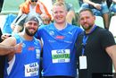Tizian Lauria (VfL Sindelfingen; links) holt sich Silber, Vereinskollege Eric Maihöfer (VfL Sindelfingen; Mitte) steigt ganz oben aufs Treppchen. Trainer Arthur Hoppe (rechts) kann stolz sein auf seine Jungs