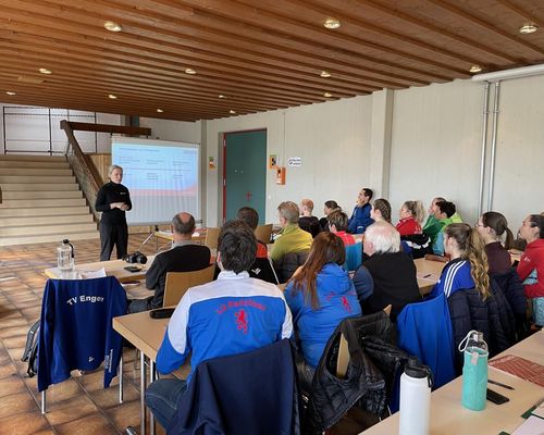 30 Trainer bei Hürdenlauf- und Sprintfortbildung in Engen