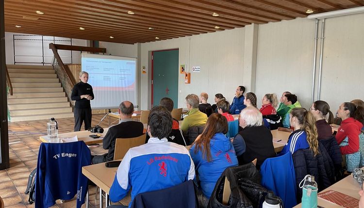 30 Trainer bei Hürdenlauf- und Sprintfortbildung in Engen