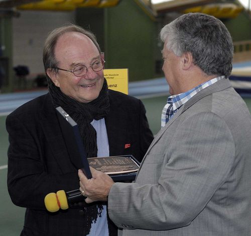 Dieter Roth mit DLV-Ehrenschild ausgezeichnet