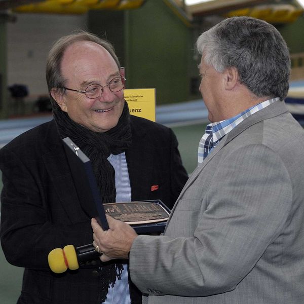 Dieter Roth mit DLV-Ehrenschild ausgezeichnet