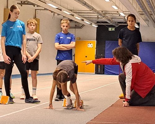 Gemeinsam an der Perfomance der jungen Schützlinge arbeiten