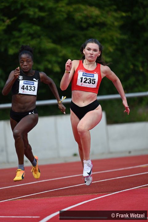 Celine Böer (LG Region Karlsruhe, rechts im Bild) setzt sich gegen Jessica Koch (TSV Crailsheim) und Wideline Haisch (MTG Mannheim, links im Bild) auf den 200 Metern der Frauen durch.
