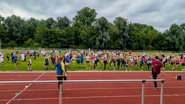 Ein Tag voller Lachen, Wettkampfgeist und Gemeinschaft – „Grundschule trifft Kinderleichtathletik“ bei der LG Weissacher Tal