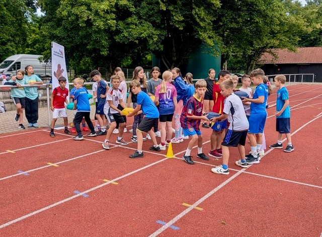Ein Tag voller Lachen, Wettkampfgeist und Gemeinschaft – „Grundschule trifft Kinderleichtathletik“ bei der LG Weissacher Tal