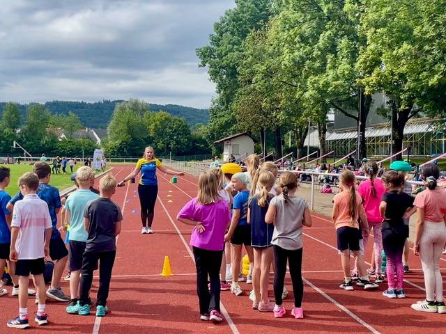 Ein Tag voller Lachen, Wettkampfgeist und Gemeinschaft – „Grundschule trifft Kinderleichtathletik“ bei der LG Weissacher Tal