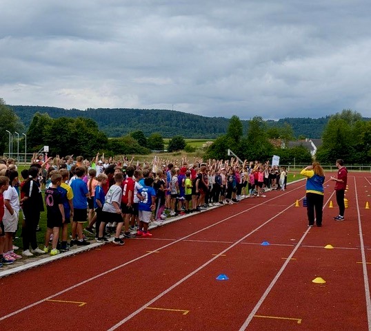 Ein Tag voller Lachen, Wettkampfgeist und Gemeinschaft – „Grundschule trifft Kinderleichtathletik“ bei der LG Weissacher Tal
